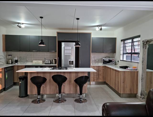 3 BEDROOM DUPLEX RENTED IN GLEN MARAIS